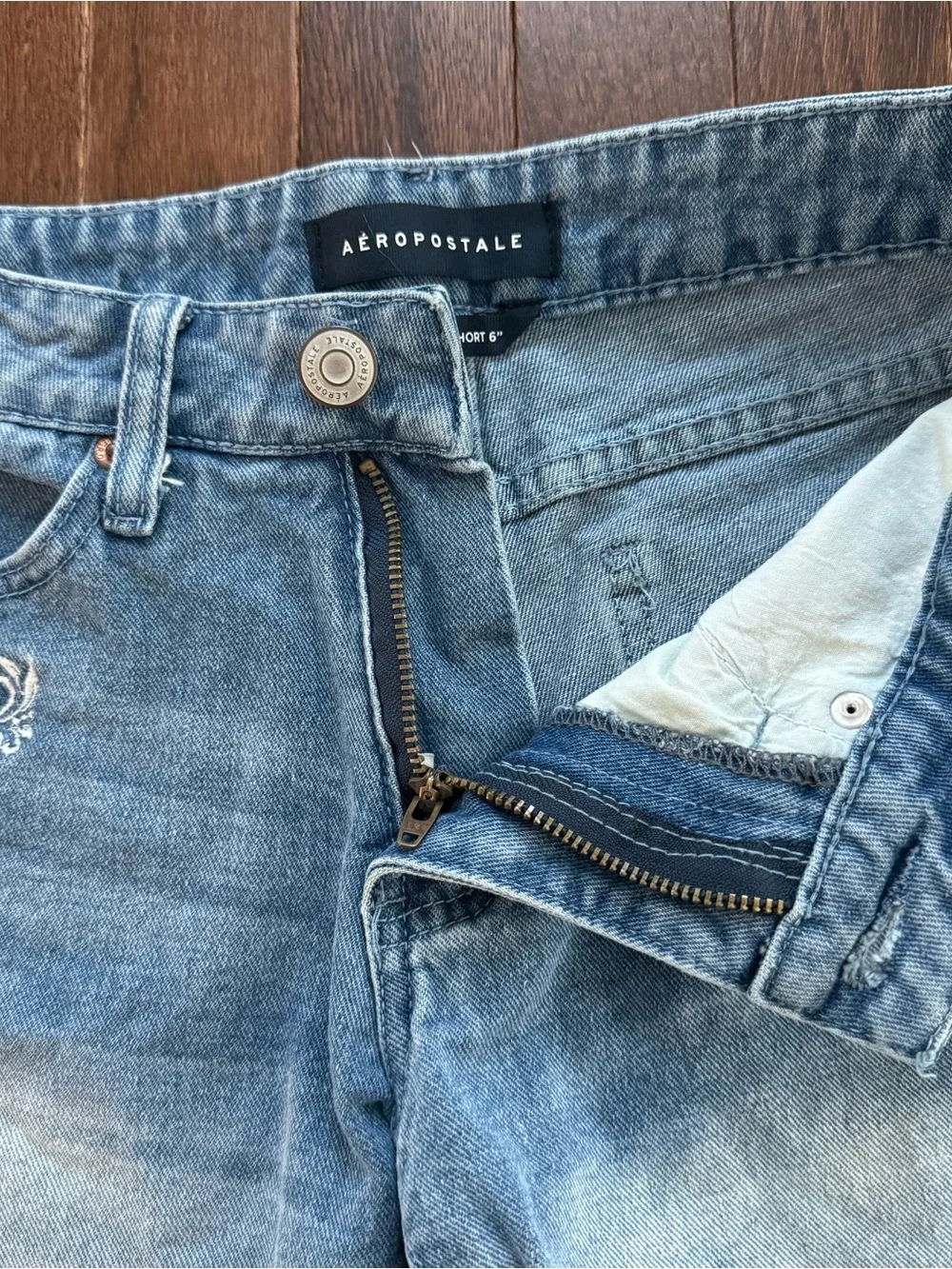Aeropostale Baggy Embroidered Denim Shorts (000)